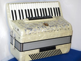 Marinucci Italian 120 bass white accordion